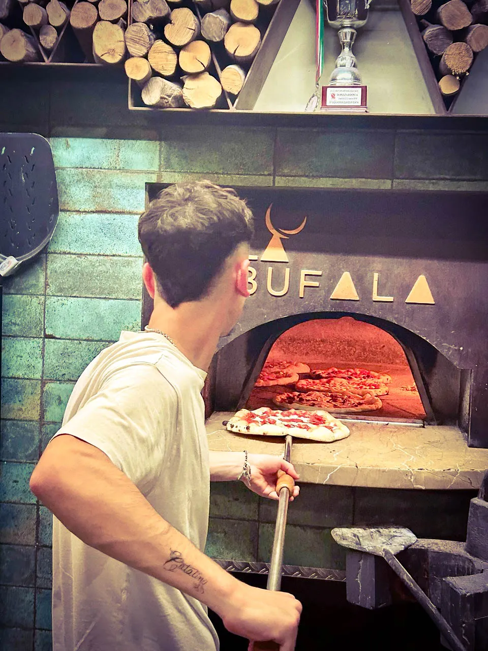  Pizza artesanal saliendo del horno de leña en La Búfala de Alaró