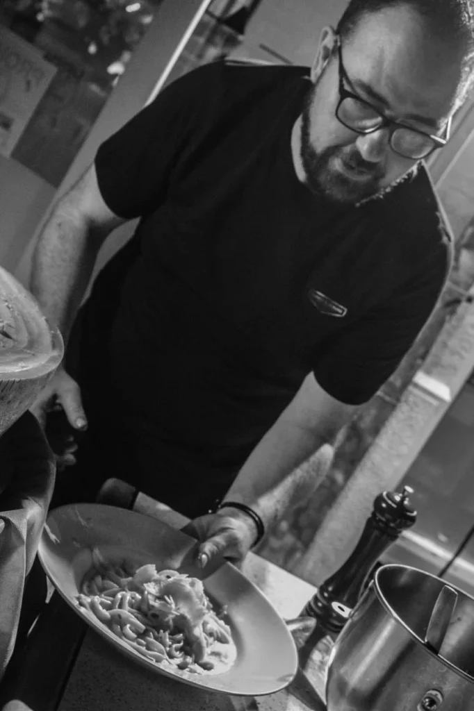 Dario Zappalà preparando un plato en la cocina de La Búfala de Alaró
